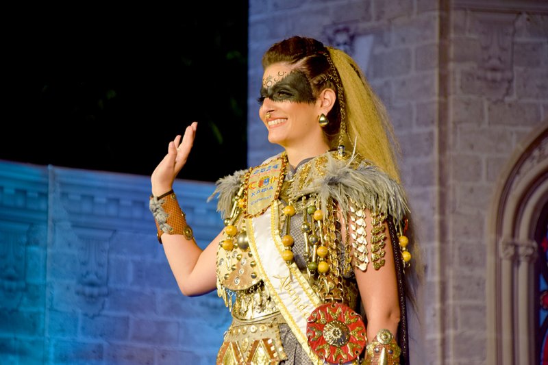 La filà Baharis de Xàbia inicia su Capitanía con una presentación cargada de emotividad y colorido La filà Baharis de Xàbia inicia su Capitanía con una presentación cargada de emotividad y colorido